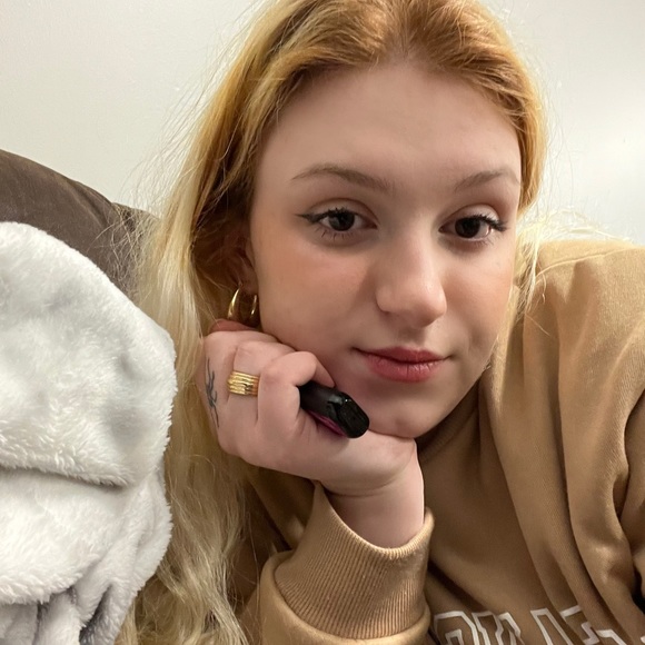 Meet your Posher, Hannah - Picture 1 of 1